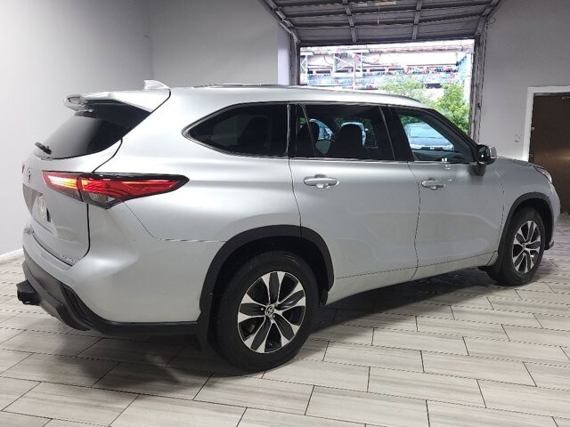 2020 Toyota Highlander in Cinnaminson, NJ 08077 - 2469748 5