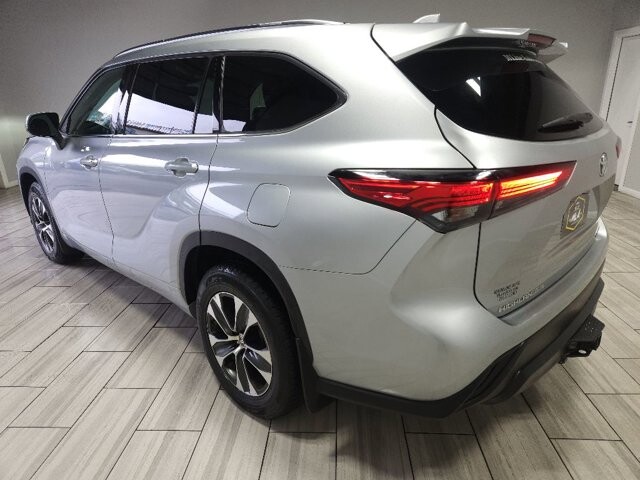 2020 Toyota Highlander in Cinnaminson, NJ 08077 - 2469748 3