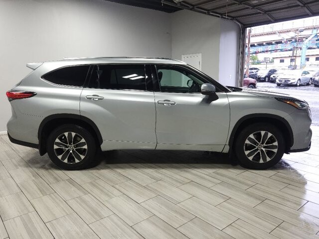 2020 Toyota Highlander in Cinnaminson, NJ 08077 - 2469748 6