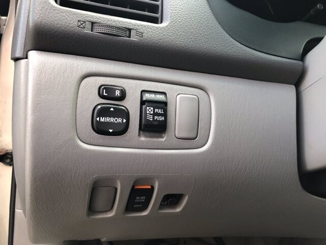 2009 Toyota Sienna in Belleville, NJ 07109-2923 - 942362 27