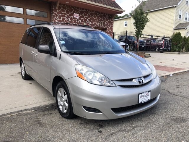 2009 Toyota Sienna in Belleville, NJ 07109-2923 - 942362 3