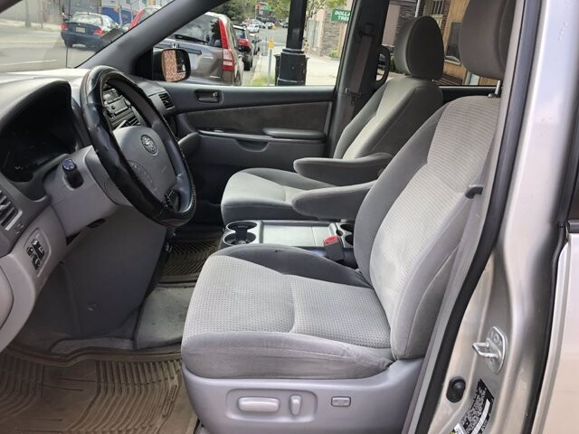 2009 Toyota Sienna in Belleville, NJ 07109-2923 - 942362 21
