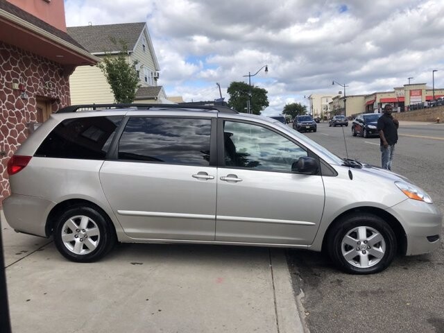 2009 Toyota Sienna in Belleville, NJ 07109-2923 - 942362 4