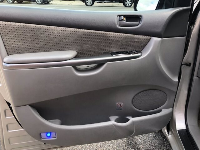 2009 Toyota Sienna in Belleville, NJ 07109-2923 - 942362 20